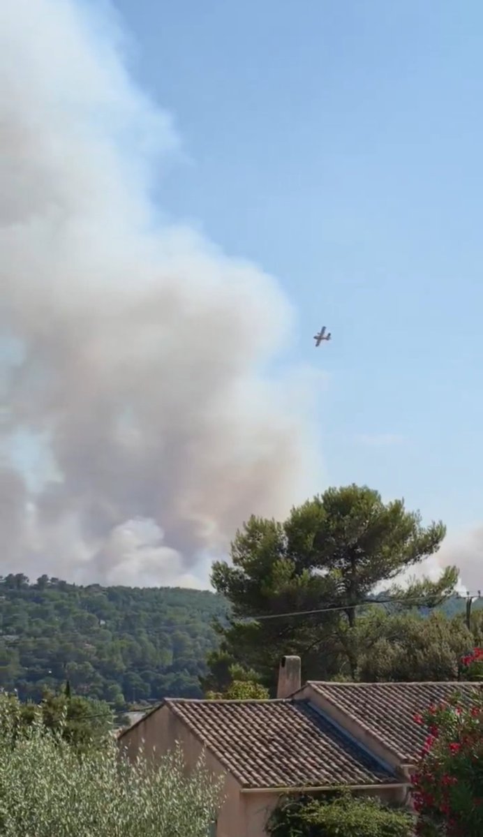 nanana365media's tweet photo. 🔴FRANCE 🇫🇷| #Var : a fierce fire🔥is raging this Sunday 19 afternoon between the towns of #Taradeau and #LesArcs. Several hectares have already gone up in smoke, and the fire is now threatening homes. Evacuations have been ordered as more than 220 firefighters have been deployed https://t.co/FjOMSTsC0j