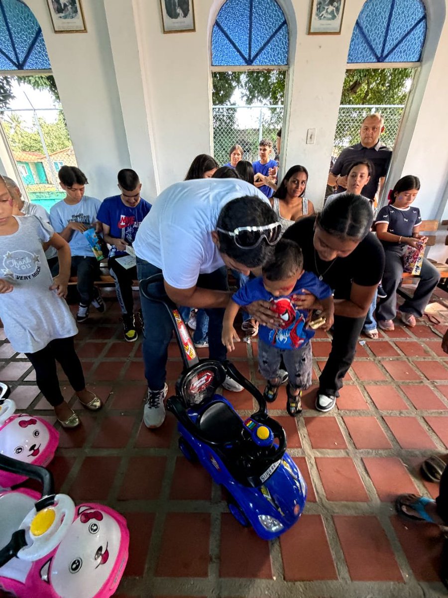 BarinasUNT_'s tweet photo. Gran abordaje de UNT en Brisas del Río, por el #DíaDelNiño. Brindamos apoyo recreativo y psicosocial a 150 infantes.

Gracias a Cáritas, la Iglesia, comercios, gremios de transporte, Dayanne Contreras y los legisladores @
Ronald Aguilar, César Cadenas, J. Vivas y N. Zambrano. https://t.co/d3hyKqIhr6