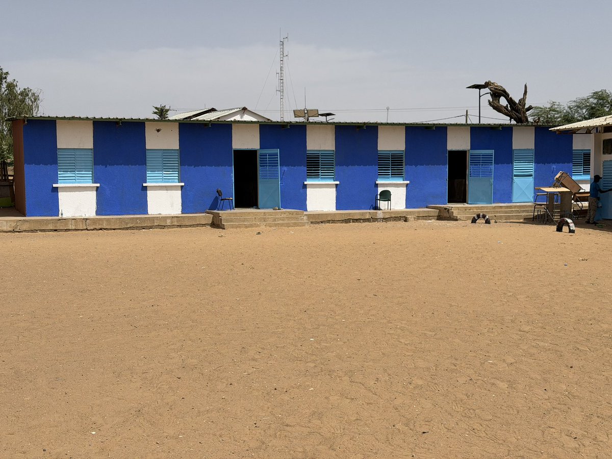 Niintche's tweet photo. Le résultat à l’école Racine Cheikh Sow de Podor après 3 jours de travaux non stop 
Travaux entièrement financés par la SAR
#Deurkiss https://t.co/ACXDL3xTxv
