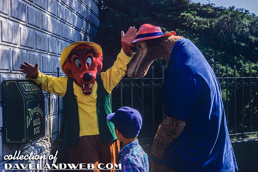 SplashMHS's tweet photo. Photos of Brer Fox and Brer Bear at Disneyland in 1968! To our knowledge, this is the earliest documented appearance of the costumes

All credits go to Davelandweb for these photos https://t.co/G3FK9nvwlp