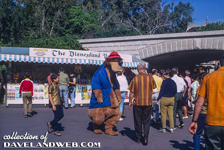 SplashMHS's tweet photo. Photos of Brer Fox and Brer Bear at Disneyland in 1968! To our knowledge, this is the earliest documented appearance of the costumes

All credits go to Davelandweb for these photos https://t.co/G3FK9nvwlp