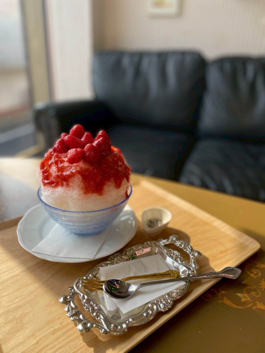 bunbun_fp's tweet photo. 【今年の夏は、このかき氷で決まり🍧】
ふわふわの氷に、果肉たっぷりの自家製シロップ、中には自家製ミルクがとろ〜り隠れています！
🍓濃厚いちご
🍋自家製はちみつレモン
🥭贅沢マンゴー

どれもこだわって、丁寧に作っております🙏

いちごの単品の写真は中サイズになります🍓
#かき氷  #夏限定 https://t.co/qnCjXBcre6