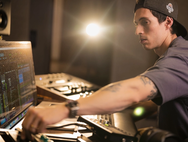 avivircaracol's tweet photo. 🎛️🎶 #AlAire El productor musical Alejandro Prias en #AVivirQueSonDosDías, quien nos habla de su recorrido en la industria musical, un camino lleno de esfuerzo que lo ha llevado a trabajar con Manuel Medrano, Nile Rodgers y actualmente con Santiago Cruz. 🎧✨ https://t.co/d5M4tNmSGb