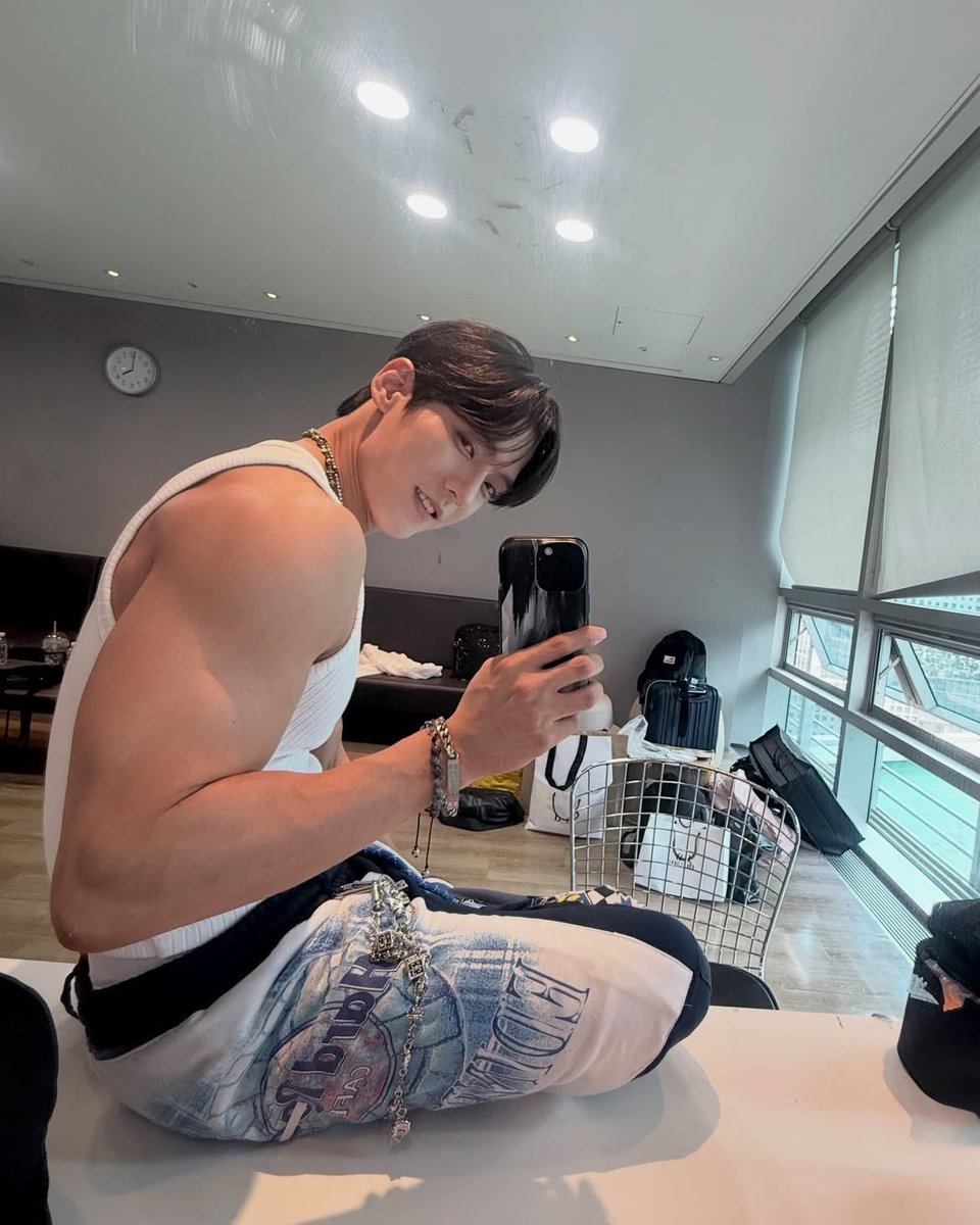 hutarchive's tweet photo. HOW CAN I BE NORMAL ABOUT THE SIZE OF HIS ARMS https://t.co/h6UcYyy2e6