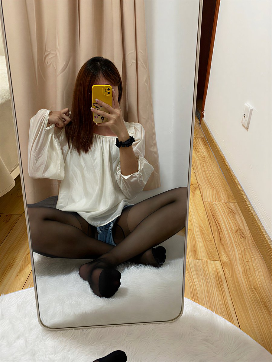 Ruoxiwww's tweet photo. 发点最近的图
短牛仔裤和裤袜很配哦
还买了一个白色毛绒毯 https://t.co/hcoyH9ZFvu