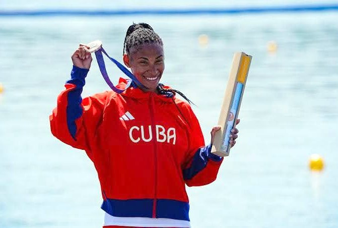 JuventudRebelde's tweet photo. #Cuba 🇨🇺 #DeporteCubano Presentan documental sobre la histórica hazaña del Cerro Pelado 🎬🇨🇺  
📌Un homenaje a la dignidad y resistencia de nuestros atletas en 1966
📌En la premier, la olímpica Yarisleidis Cirilo Duboys recibió su título de licenciada  https://t.co/nLCRPIasbS https://t.co/mxn9gn1wMv