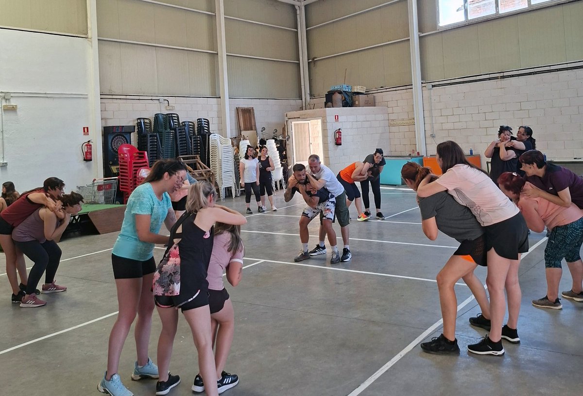 ClubJMGalan's tweet photo. Seguimos formando en Defensa Personal Femenina también fuera de la Comunidad de Madrid, ahora en Las Inviernas de Guadalajara.  Asociación de Mujeres "La Soledad". Instructor Alex. Enhorabuena a todas. #clubjmgalan #defensapersonalfemenina #protocolosdeseguridad https://t.co/4XOtML2U6v