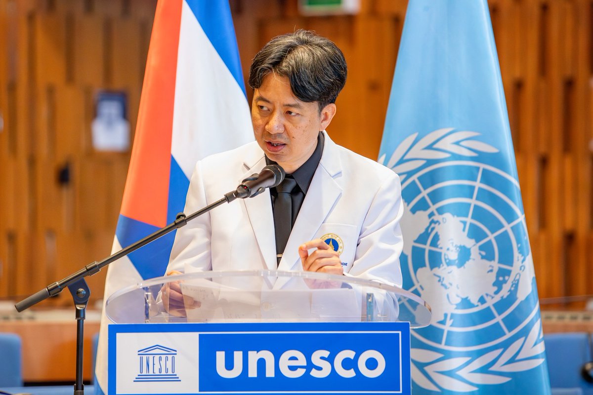 BrunoRguezP's tweet photo. Felicito al Dr. Direk Limmathurotsakul, destacado científico tailandés, ahora merecedor del Premio UNESCO Carlos J. Finlay en Microbiología.

Estamos orgullosos de la fructífera relación con la @UNESCO en este ámbito, expresión de nuestro irrenunciable compromiso con el fortalecimiento de la solidaridad y cooperación científica internacional, pilares para la paz y el desarrollo sostenible de nuestros pueblos.