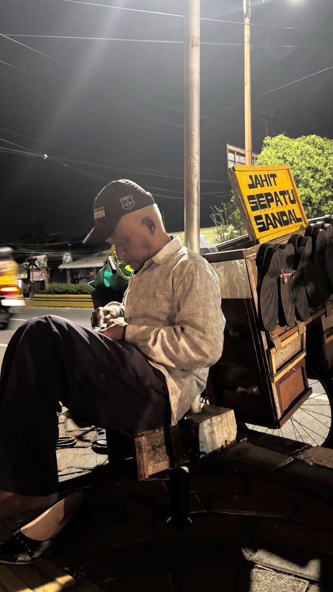 Charismaylnd's tweet photo. Ga sengaja pulang dari main, dijalan liat bapak ini duduk dibawah lampu jalanan.
Jahit sepatu sendal tawaran jasanya.
Walaupun sempat kelewat akhirnya mutusin buat jahit fletshoes aku, wlpn ga knpa" bahkan bisa dibilang ini baru pake 2x aja.
Tapi liat beliau masih semangat cari rezeki di umur segini rasanya gimana dihati. Sehat terus pak, semoga rezeki nya selalu lancar 🥹🤗❤️
cc: niayustikaa