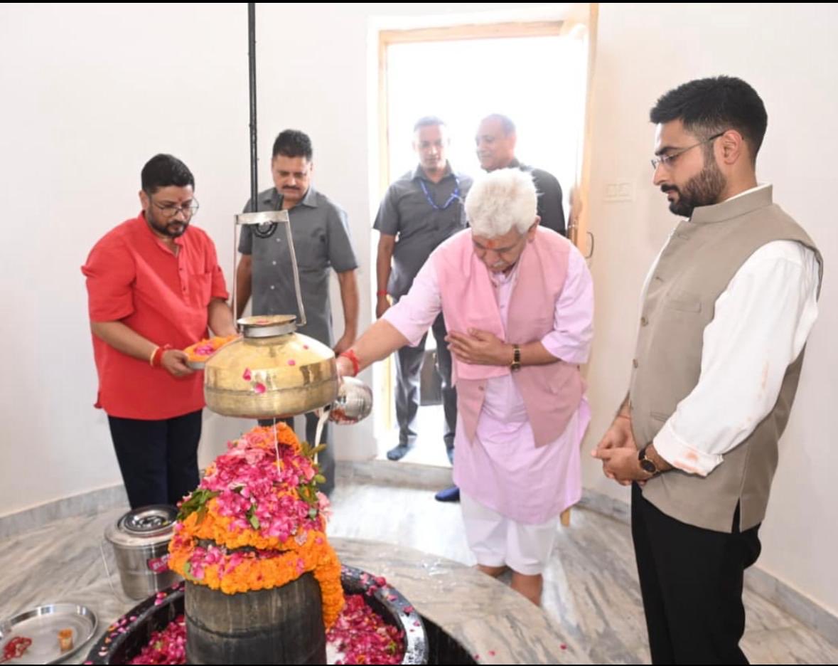 akshaylabroo's tweet photo. Seated with a history of thousands of years,the restored Vicharnag Temple’s inaugural Hawan was led by Hon’ble @OfficeOfLGJandK Sh @manojsinha_ today
Restoration work was initiated 11 months ago in presence of Worthy CS,ShAtal Dulloo
Before/After transition is worth witnessing 🙏 https://t.co/DtrTvDGCGO