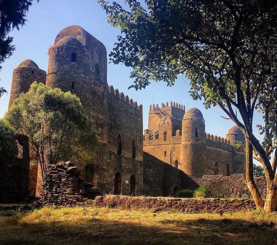 sadbathy's tweet photo. Meanwhile African castles: https://t.co/LsE7o1Rq4u