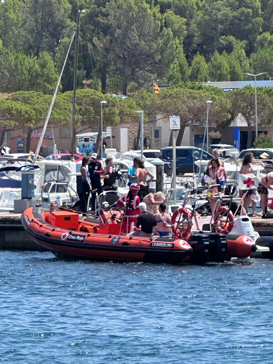 CreuRojaGirona's tweet photo. Actuem en una embarcació de lloguer varada a les roques amb 8 persones a bord. A la nostra arribada, rescatem 2 persones que són a l'aigua. Posteriorment, remolquem l'embarcació fins al port de l'Escala.
📲 Per emergències al mar: 112 o 900 202 202 @salvamentogob https://t.co/8VYCIGcr8E