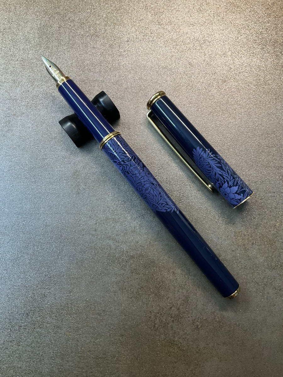 ahuro_'s tweet photo. 久しぶりにペンを購入しました。
PILOT ウィリアム・モリスコレクション
商店街の文具屋で見かけてレトロ感のあるデザインに惹かれ、かつ金ペンで当時の定価だったのでそのままお迎えしました。
ペン先に93年製の刻印があったので33年前のものと思われますが、そういう事実を知ると浪漫を感じます😊 https://t.co/v8s44ASXYe