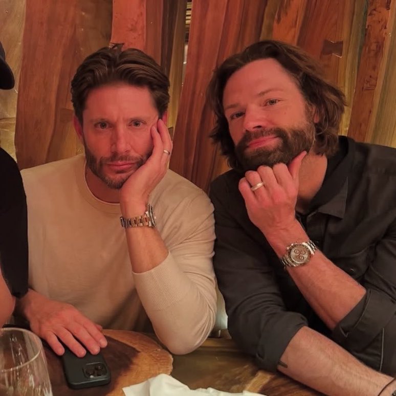 infoackles's tweet photo. DIA DE FESTA! 🎉 

Hoje é aniversário do Jared Padalecki, amigo de longa data de Jensen Ackles e seu parceiro de cena em Supernatural, com quem deu vida a uma das duplas mais marcantes da televisão. Desejamos um feliz aniversário e muitas felicidades! ❤️ https://t.co/F8k3HlAj8o