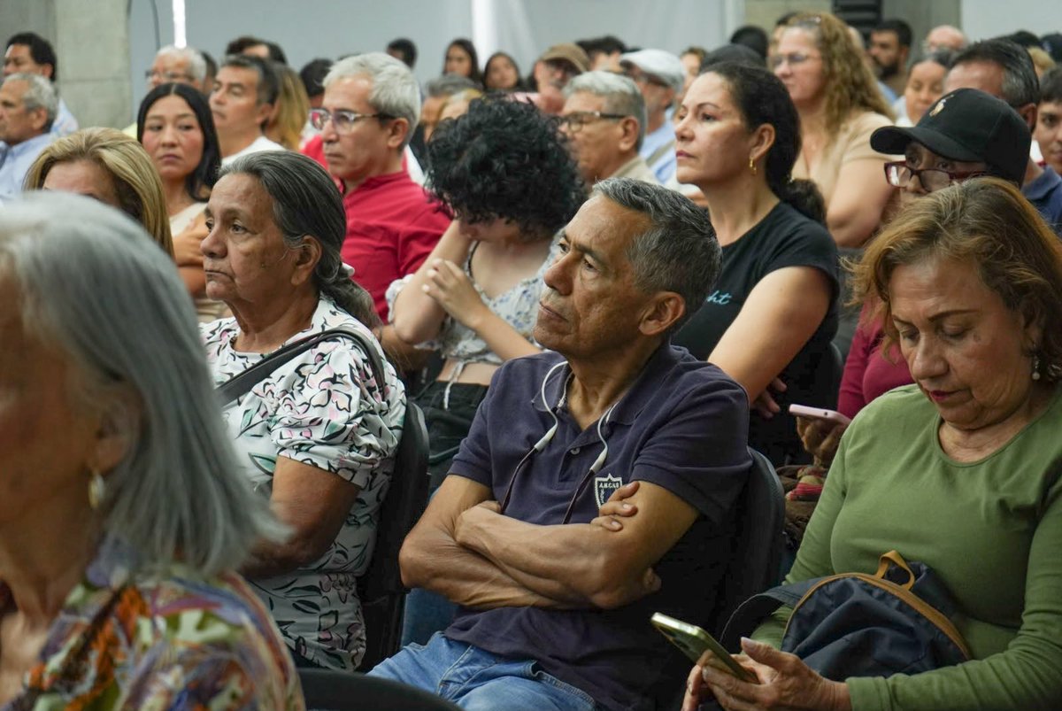 marcoemiliohr's tweet photo. Nuestra credencial en la @CamaraColombia es un mandato que nos ha dado el pueblo para defender las conquistas sociales y gestionar las soluciones que requieren los territorios. Gracias a cada uno de los amigos y amigas que nos permiten ser su voz en el Congreso. https://t.co/iYRdBWitx6