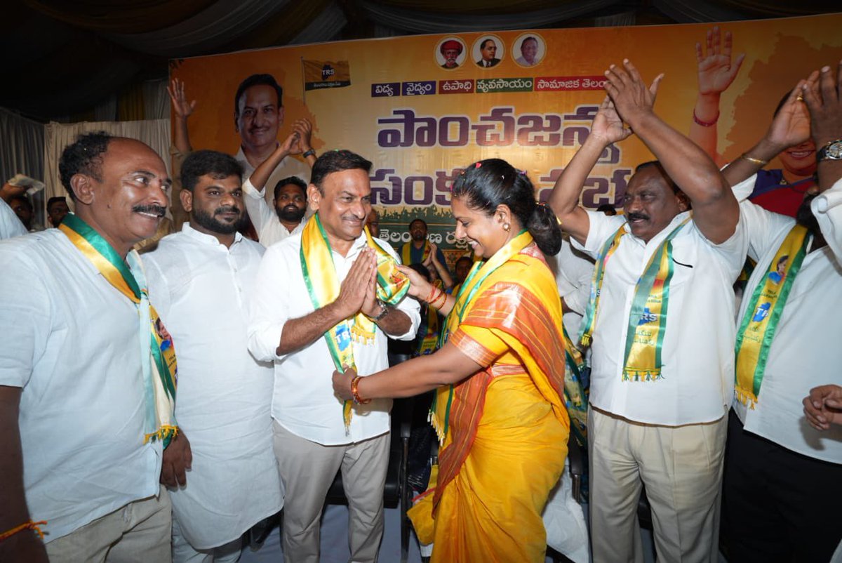hariprsadp's tweet photo. కోరుట్ల నియోజకవర్గ ప్రజా నాయకుడు డా.రఘు అన్న గారికి కండువా కప్పి TRS పార్టీలో కి ఆహ్వానించిన @TRSparty_HQ పార్టీ చీఫ్ @RaoKavitha అక్క గారు....!
@Jayanthyadavv @jagruthi_Talks https://t.co/LuWv3yo6yD