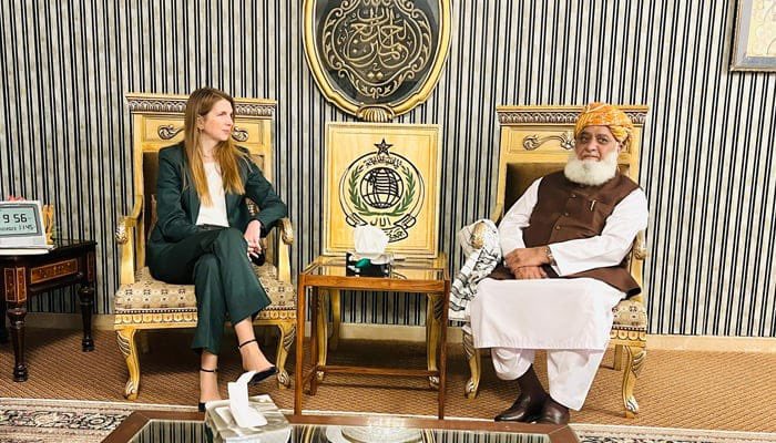 dtnoorkhan's tweet photo. فصل الرحمان تم جھوٹ پر جھوٹ بولے جاؤ گے اور تمہیں کوئی جواب نہیں دے اس بھول میں نہیں رہنا  

فوج کے شہداء پوری قوم کا فخر ہوتے ہیں اور فوج میں بھرتی ہی جزبہ شہادت کی تمنا لئے ہوتے ہیں  

غیرت مند قوم کے لوگ جب بھی جنگی ماحول ہوتا ہے تو اپنی افواج کے شانہ بشانہ کھڑے ہوتے ہیں 

تیرے خاندان کی طرح نہیں کہ جب پاکستان بن رہا تھاتو پاکستان بننے کی مخالفت کی اور بننے کے بعد کہا کہ پاکستان بننے کے گناہ میں ہم شریک نہیں تھے 

اور پھر مہا بیغیرتی یہ کہ اسی پاکستان کے مال و دولت پر عیش و عشرت کرتے گزر کر جہنم چلے گئے  

غیرت مند قومیں کسی کے کہنے پر لشکر لے کر فوج کے ساتھ نہیں جاتی بلکہ ان کی غیرت کہتی ہے کہ اپنی فوج کا ساتھ دو 

لیکن یہ باتیں تجھ جیسا بیغیرت کیسے سمجھ سکتا ہے جو دیگر ملکوں کے کہنے پر ریاست کے خلاف لشکر تیار کر لیتا ہے 

میں اب بھی بہت کنٹرول کر رہا ہوں لکھنے میں لیکن لگتا ہے آؤٹ آف کنٹرول ہونا پڑے گا