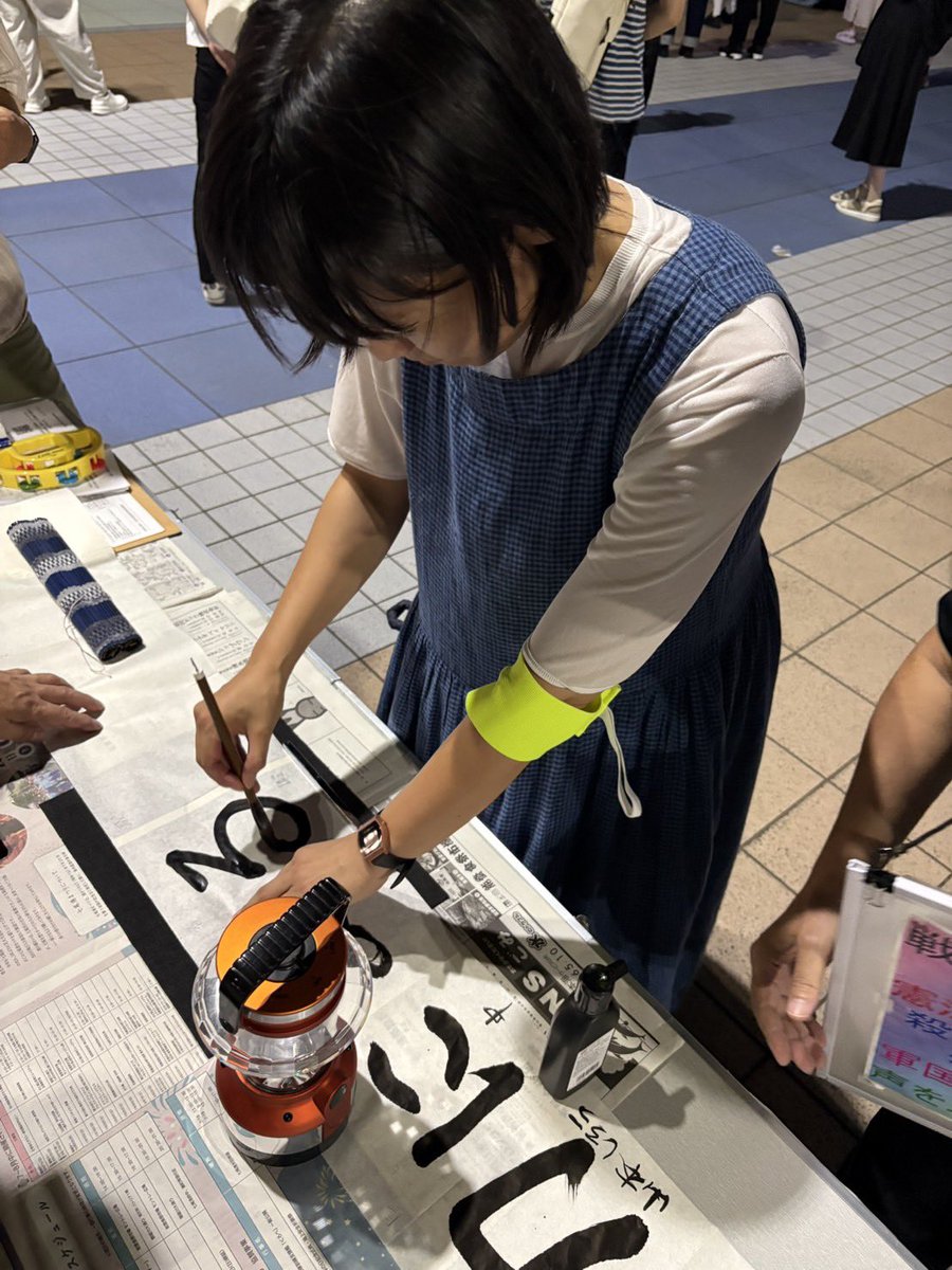 miyohirota's tweet photo. 今晩は金沢駅西口にて緊急アクション。
多くの方が怒っていました。
なにせ十分な審議もなく国旗損壊罪や皇室典範などが決められたのだから。
世論調査でも高市首相の不支持率が支持をうわまわったそうです。　
国会は延長するとのことですが引き続き声あげていきます！
今日は一人一文字で憲法9条を仕上げるコーナーもあり私も思いを込めて書きました。
#金沢市　#デモ　#憲法守れ　#戦争反対