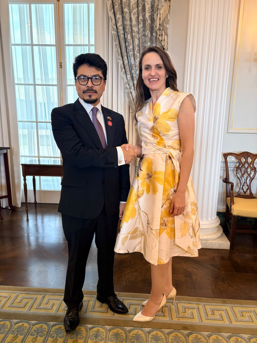 MRE_Bolivia's tweet photo. 🇧🇴 Bolivia fortalece el diálogo bilateral con Rumanía.

En Washington D.C., el canciller Fernando Aramayo sostuvo una reunión con la secretaria de Estado para Asuntos Europeos de Rumanía, Oana Toiu, para abordar temas de la agenda bilateral y explorar nuevas oportunidades de cooperación.

Durante el encuentro, ambas autoridades destacaron la consolidación de las relaciones entre Bolivia y Rumanía, incluido el régimen de exención de visas para ciudadanos rumanos, vigente desde diciembre de 2025, y coincidieron en la importancia de fortalecer el diálogo birregional en el marco de la Unión Europea–CELAC.

#BoliviaAlMundo #BoliviaIntegra #DiplomaciaBoliviana #PolíticaExterior #Bolivia #Rumanía #UE #CELAC #CooperaciónInternacional