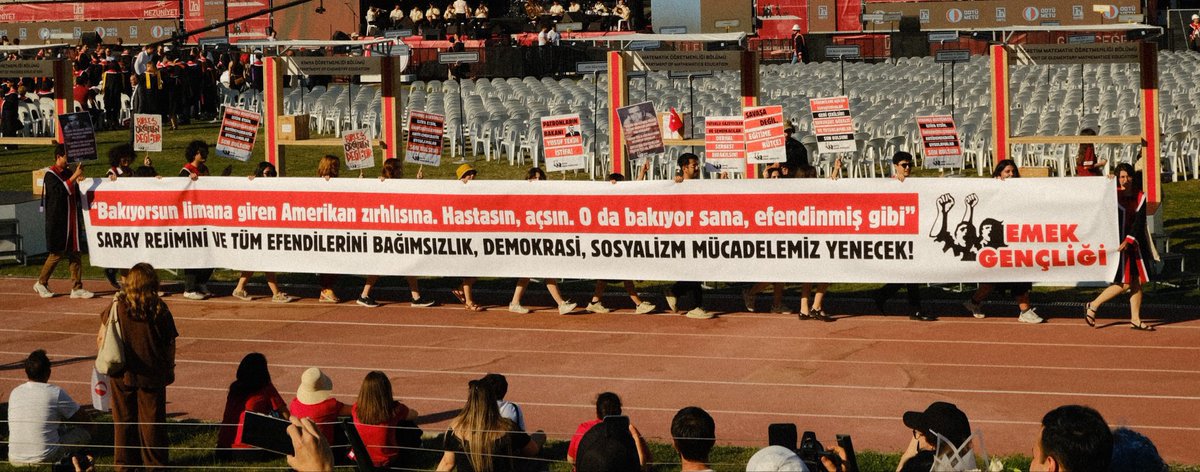 AlfredoBerdus's tweet photo. Birkaç pankartı dışarıda tutarsak çok zayıf kalmış hepsi. En beğendiğim pankartlar bunlar oldu. https://t.co/H0pnezzkwL