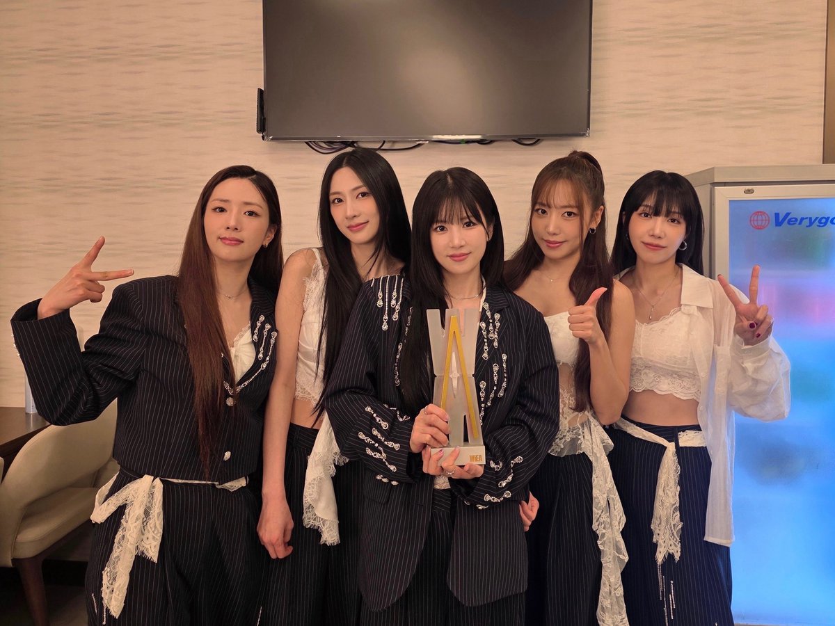 LegendaryApink's tweet photo. Officially, the members of Apink left their 20 years and now they are all 30 years old https://t.co/4dJJynLQtr