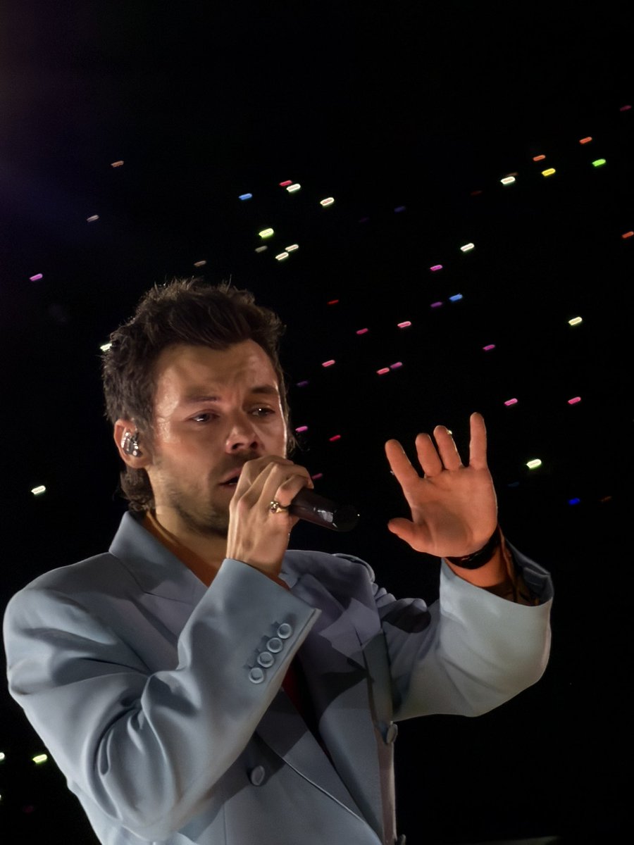emlekcyr's tweet photo. nem posso acreditar que eu tirei essas fotos do Harry. É como estar realizando um sonho podendo ver ele assim. together together, eu estava precisando disso… 18/07/2026 💙🩷 https://t.co/gxb0MOh1dV