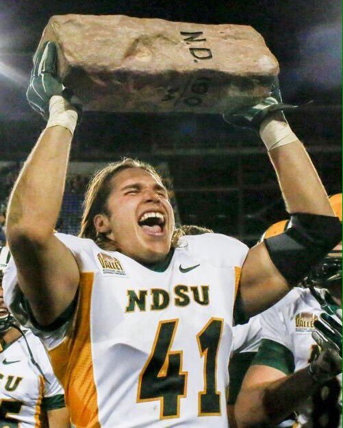 jsteck65's tweet photo. Bison Nation, with 41 days until NDSU 🏈 begins playing in the FBS we honor a former member of the #HeadHunters who came from small town ND, but delivered big time plays in big time moments. My good friend, @martinjohn1241!! #LetsGoBison #HornsUp🤘#BisonFBCountdown https://t.co/TNcl5gIGqO