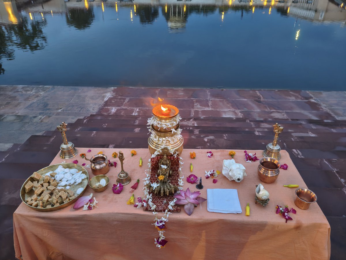 avinssindia's tweet photo. आज सायंकाल श्री सूर्य देव जी की 670वी भव्य आरती संपन्न हुई।
आप सभी श्रद्धालुओं की सभी मनोकामना पूर्ण हो।।
🚩ॐ सूर्याय नमः।।।🚩
संरक्षक सत्यदेव मिश्र 9452011023
अध्यक्ष अविनाश तिवारी 9151203008
उपाध्यक्ष अमित गुप्ता 9918030003 https://t.co/BRx1Pk9FmA