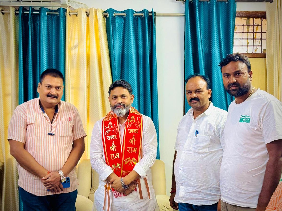 MrYaduvansh's tweet photo. आज लखनऊ स्थित अपने बहुखंडी मंत्री आवास पर प्रदेश के विभिन्न जिलों से आए सम्मानित पदाधिकारी गण, पंचायत प्रतिनिधि गण एवं कार्यकर्ता बंधुओं से भेंट कर उनका कुशलक्षेम जाना। https://t.co/BtXauUcBkj