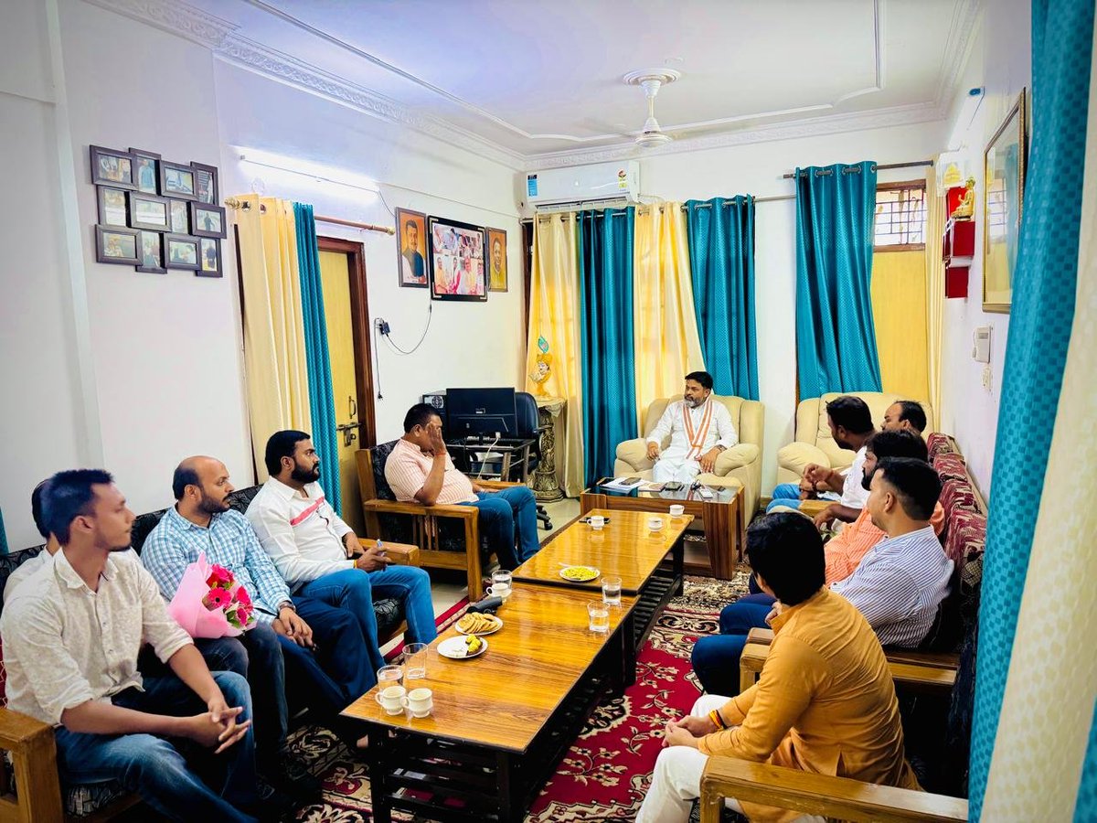 MrYaduvansh's tweet photo. आज लखनऊ स्थित अपने बहुखंडी मंत्री आवास पर प्रदेश के विभिन्न जिलों से आए सम्मानित पदाधिकारी गण, पंचायत प्रतिनिधि गण एवं कार्यकर्ता बंधुओं से भेंट कर उनका कुशलक्षेम जाना। https://t.co/BtXauUcBkj