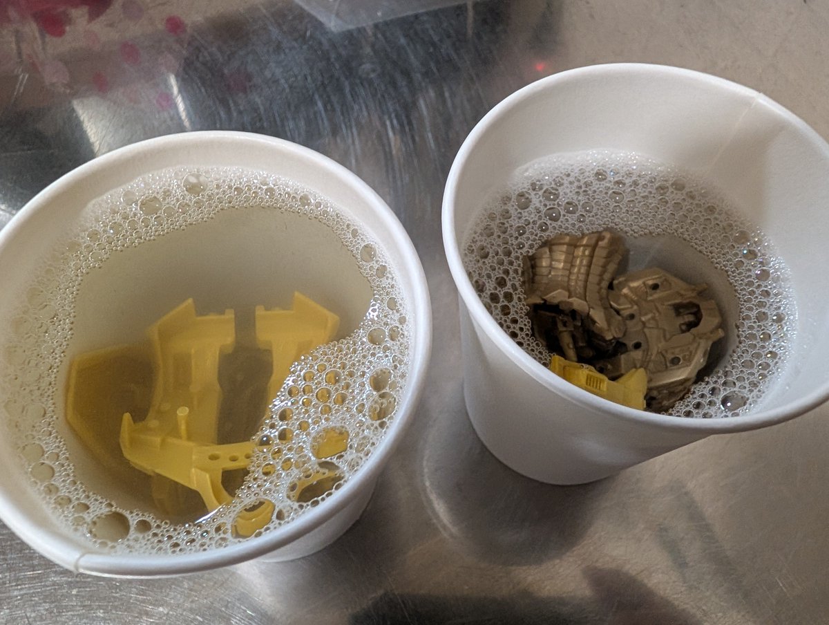 Mkll55086072's tweet photo. 洗剤ドブ漬けして寝ましょうか。
離型剤はマジックリンで落ちてるとは思いますが、自分の手垢やらヤスリ粉落としで一晩漬け置きっすねぇ〜。
こうゆうのもツイッターの頃に学んだなぁとしみじみ😊 https://t.co/iqT5QS7T3i