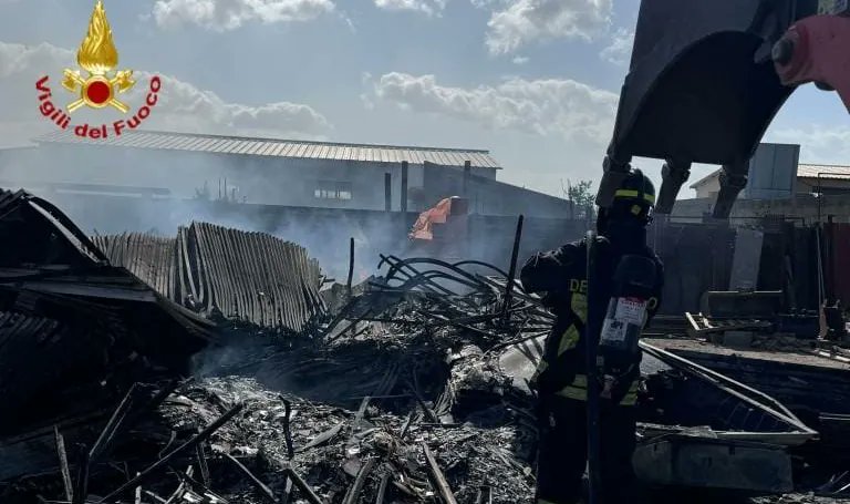vaielettrico's tweet photo. Fake news: Il paese più caldo d’Italia? Colpa dei pannelli
Succede in #Sardegna dove ci sono tanti #nowatt ➡️➡️➡️➡️https://t.co/0EJ6fcrXzf https://t.co/Xnm4GOAeie