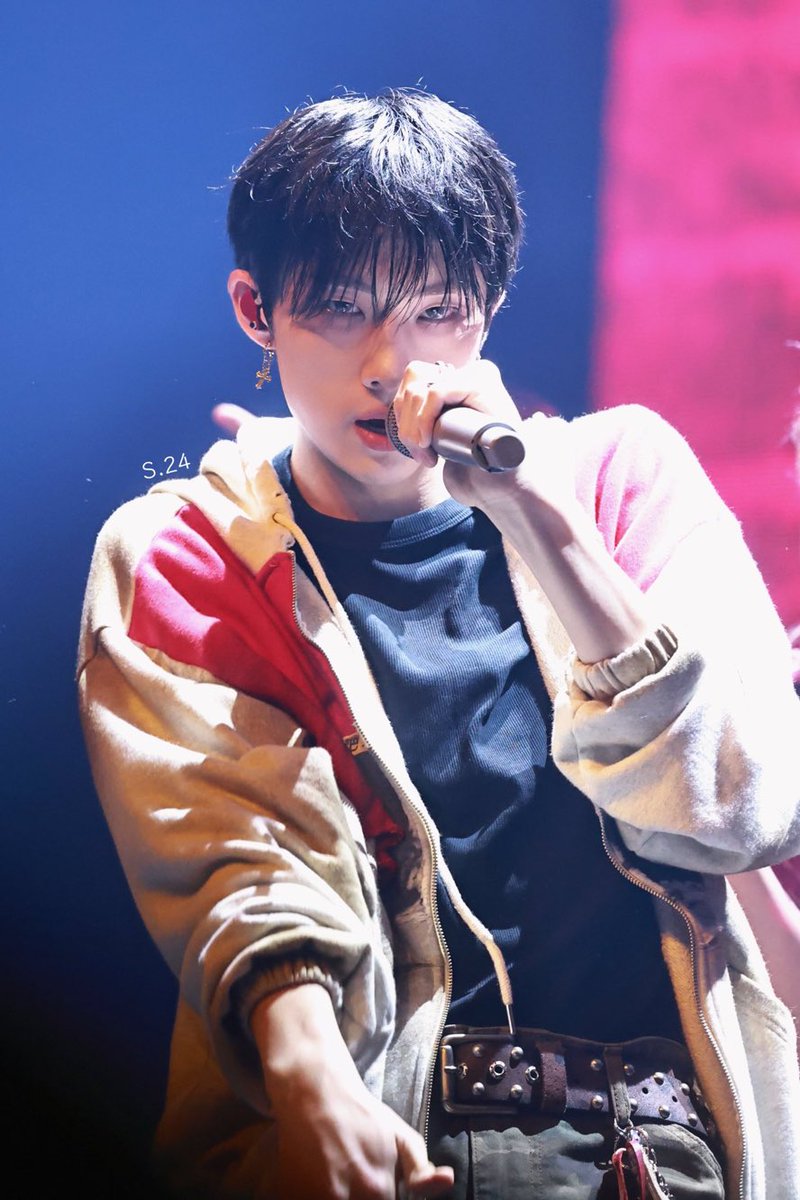 _MothVision_'s tweet photo. im sorry is this a joke how is jiung so good looking https://t.co/XYZF8hRSXc