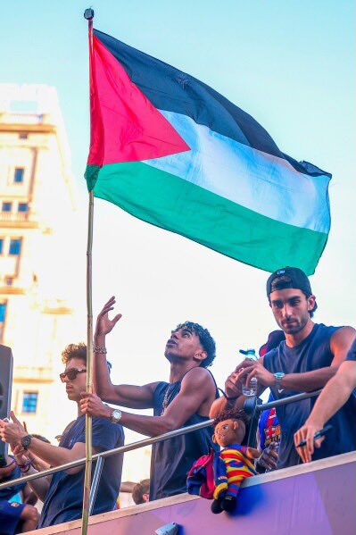 landpalestine's tweet photo. On the left is Spanish soccer star Lamine Yamal holding a Palestinian flag. On the right is Benjamin Netanyahu holding an Argentina jersey

Yeah—going to have to root for Spain https://t.co/y4wfTs5Y2V