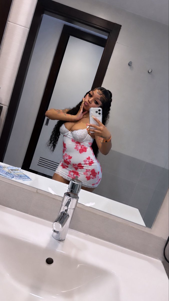lxlbbabyyy's tweet photo. In a hotel suite w a famous freak 🤫 https://t.co/r8HyY6ejLN