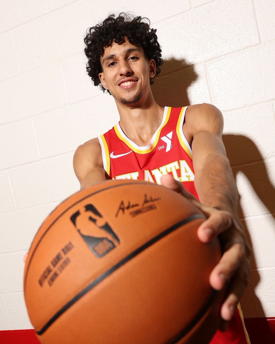 Mavs_Brasil's tweet photo. URGENTE 🚨 

O Dallas Mavericks adquiriu Zaccharie Risacher em uma troca de três times com o Hawks e o Thunder, com Ryan Nembhard sendo enviado ao Hawks.

📰| @ShamsCharania 

Opiniões? https://t.co/M5ZcOEDpXZ