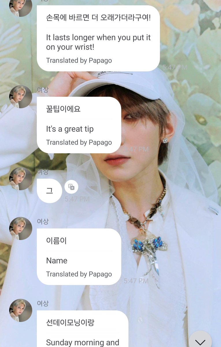 KangYeosangFr's tweet photo. [💌 260719 FROMM

👑: Une recommandation de parfum ?? 
👑: Justement, ces derniers temps, par les personnes autour de moi…
👑: (on me dit) que je sens bon
👑: Je reçois beaucoup de compliments !
👑: Ces jours-ci, moitié-moitié…
👑: Ou alors avec un peu de crème pour les mains
👑: De façon à ce que ça se mélange avec le parfum
👑: Si je l’applique sur les poignets, ça tient plus longtemps !
👑: C’est un petit truc utile 
👑: Le nom est… 
👑: Sunday Morning
👑: Il m’arrive aussi de l'utiliser avec
👑: Laura Mercier (?) 
👑: Amber Vanilla
👑: Ou alors 
👑: Parisian Musc 
👑: Il m’arrive aussi de mélanger légèrement

#에이티즈 #ATEEZ #여상 #ヨサン #YEOSANG