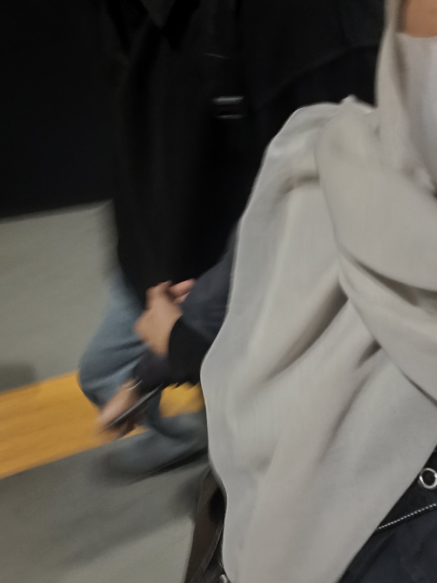 adolphinin's tweet photo. Dibilang dihubungan ini tu bukan aku Princess nya wkwk. Bisa-bisanya dia ngegandeng aku, bukan aku yg digandeng dia 😭🤣 https://t.co/OLdUEBUQrL