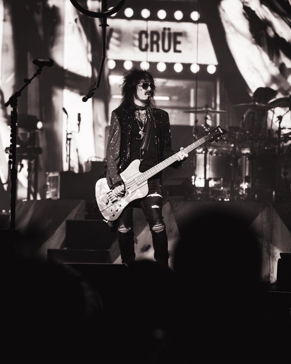 MotleyCrue's tweet photo. Buffalo Crüeheads were LOUD last night.... 🔥🔥 

The Return Of Carnival Of Sins rolls on! Next up..... Michigan! Who’s coming?! 

#mötleycrüe #rthereturnofcarnivalofsins🌍 

📸 : @danladue https://t.co/N0Y0uANb1m