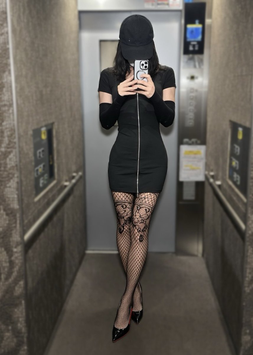 Ahswjulia's tweet photo. 深夜发情 电梯露出 https://t.co/4Q3HkiexQz