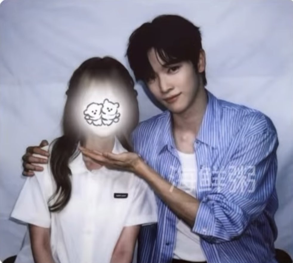 jwdongkcwing's tweet photo. SM 이제 아이돌이 팬이랑 스킨십하는 거 허용해? https://t.co/7K2h8UpxGz