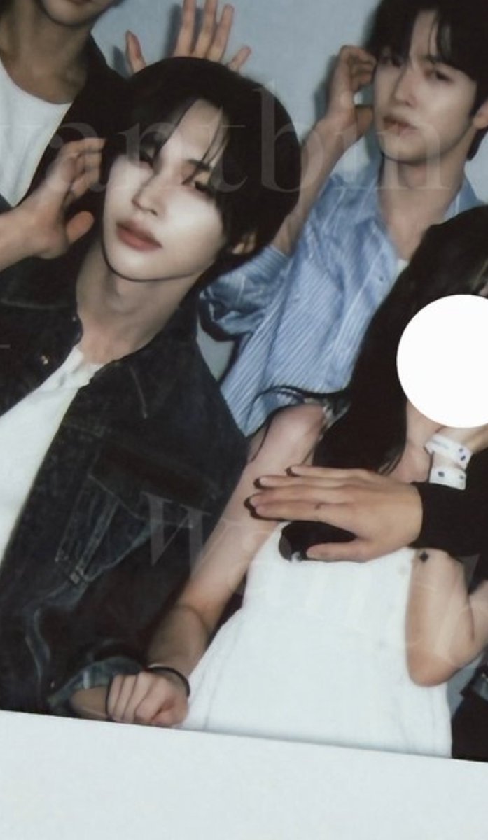 jwdongkcwing's tweet photo. SM 이제 아이돌이 팬이랑 스킨십하는 거 허용해? https://t.co/7K2h8UpxGz