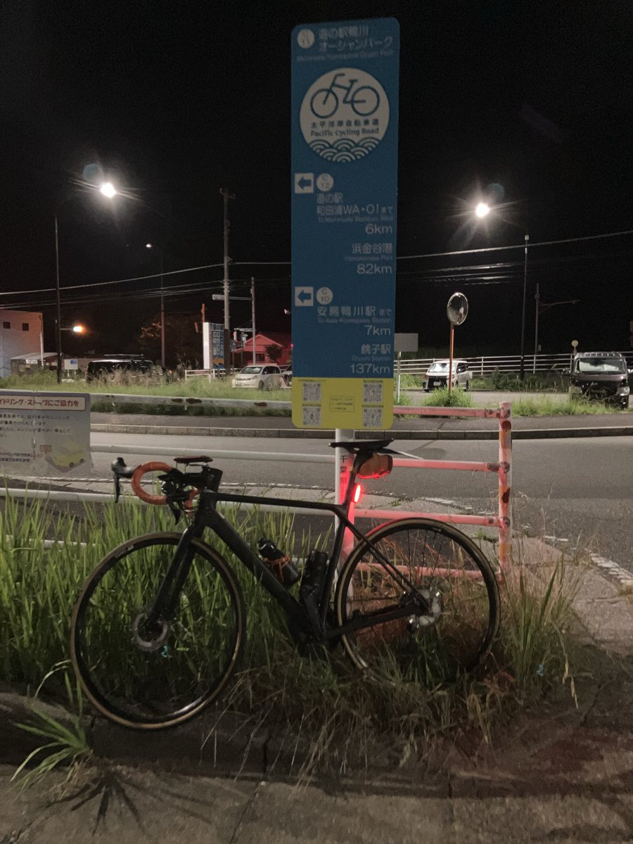 uzu_chato's tweet photo. 走り始めたら、暑い。もっと気温下がるなら休憩しても良いのだが。
暗い中ではあるが、ガイドはあるので安心。ルート逸れることはない。
とりあえず道の駅着いた。今日の目標が明確！金谷港まで https://t.co/DgvhqYn1p8