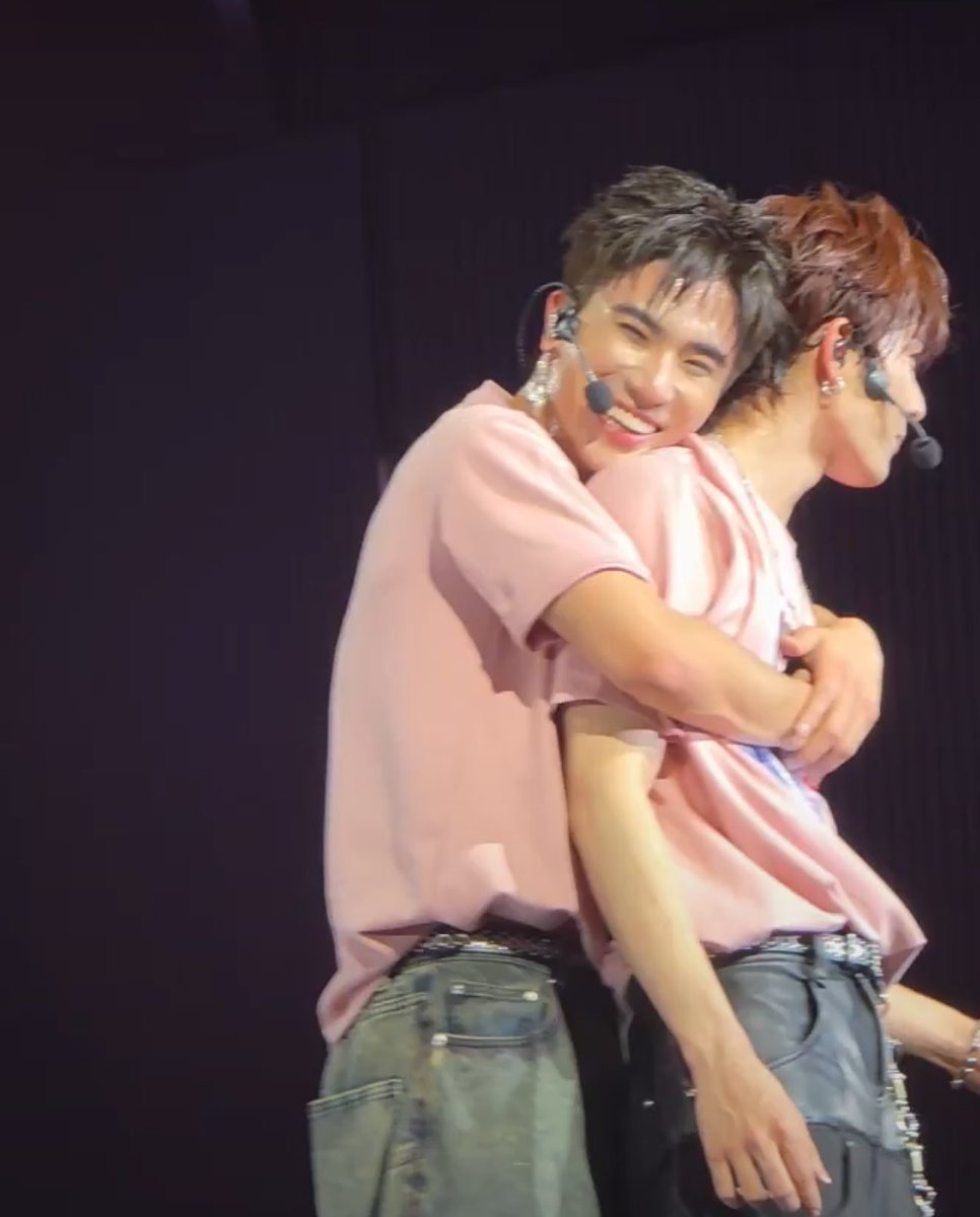 TrendforSanta's tweet photo. the back hug 🥹🫂

PERTHSANTA NEVER ENOUGH

#PerthSantaConcertD2
#PerthSanta #เพิร์ธแซนต้า https://t.co/1SoAglTJ5f