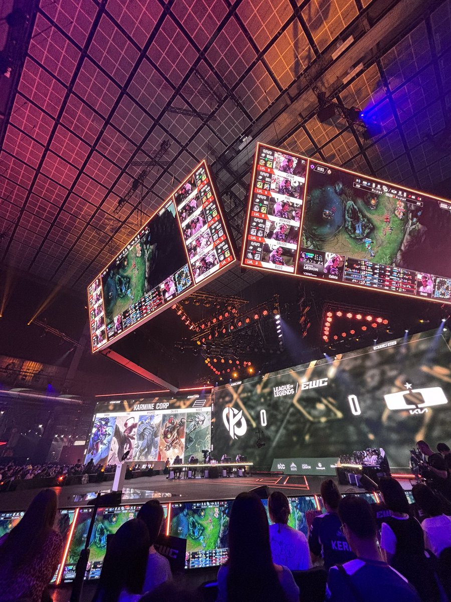 egregoire's tweet photo. Une ambiance digne des plus grands matchs devant la finale de League of Legends cet après-midi à la porte de Versailles ! 

Oui, le esport est une culture populaire et une filière économique en devenir et Paris est fière d’être un terrain de jeux pour les joueurs du monde entier. 

Bravo aux coréens pour leur belle victoire et aux français #KCorp pour leur super jeu !

📸 : Joséphine Brueder / Ville de Paris.