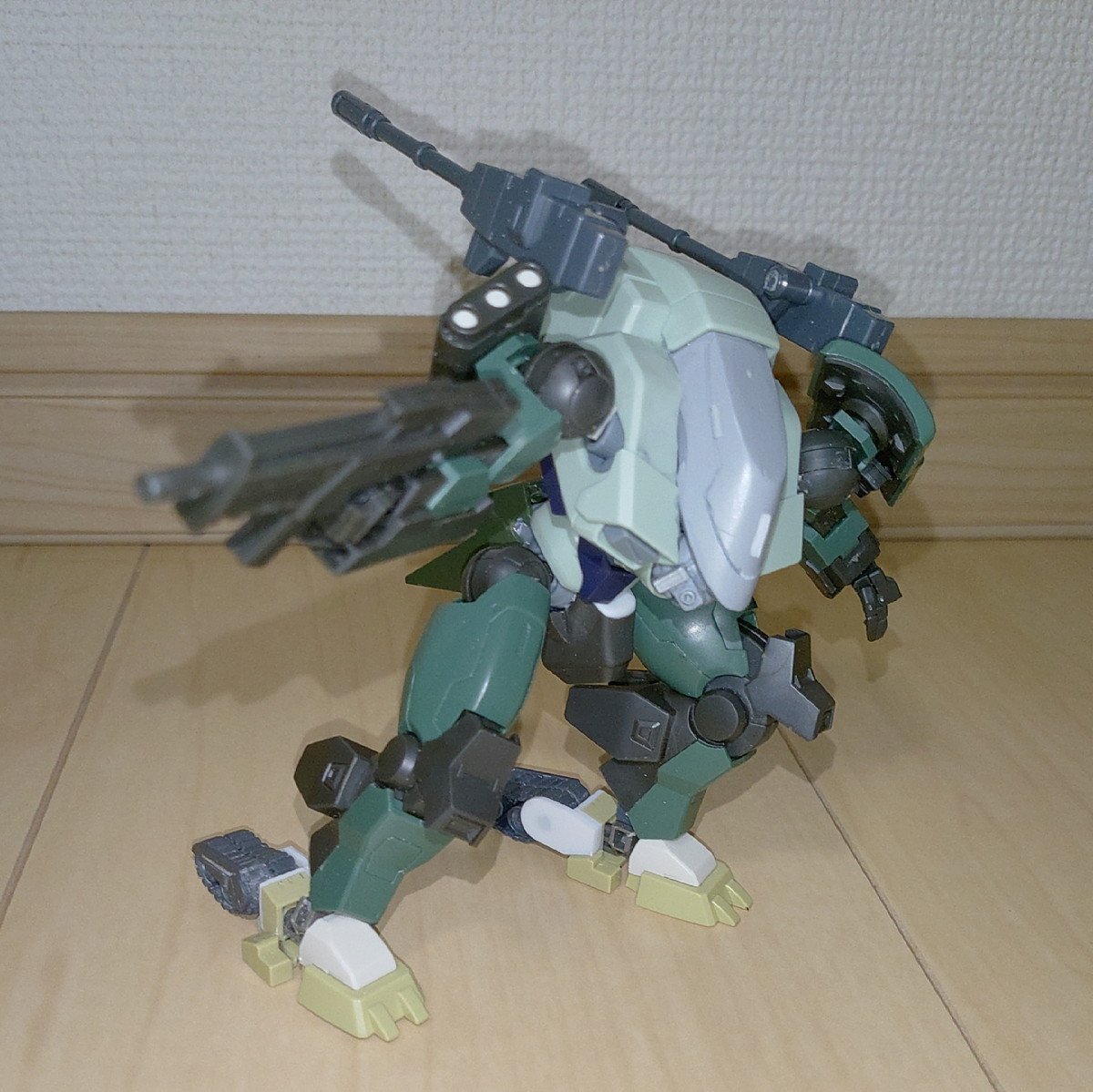 H_Ochre's tweet photo. 足首の固定方法を変えてより深く腰を落とせるようにしたけど
効果は微妙だった
＃ガンプラ https://t.co/3rlFKXPzbg