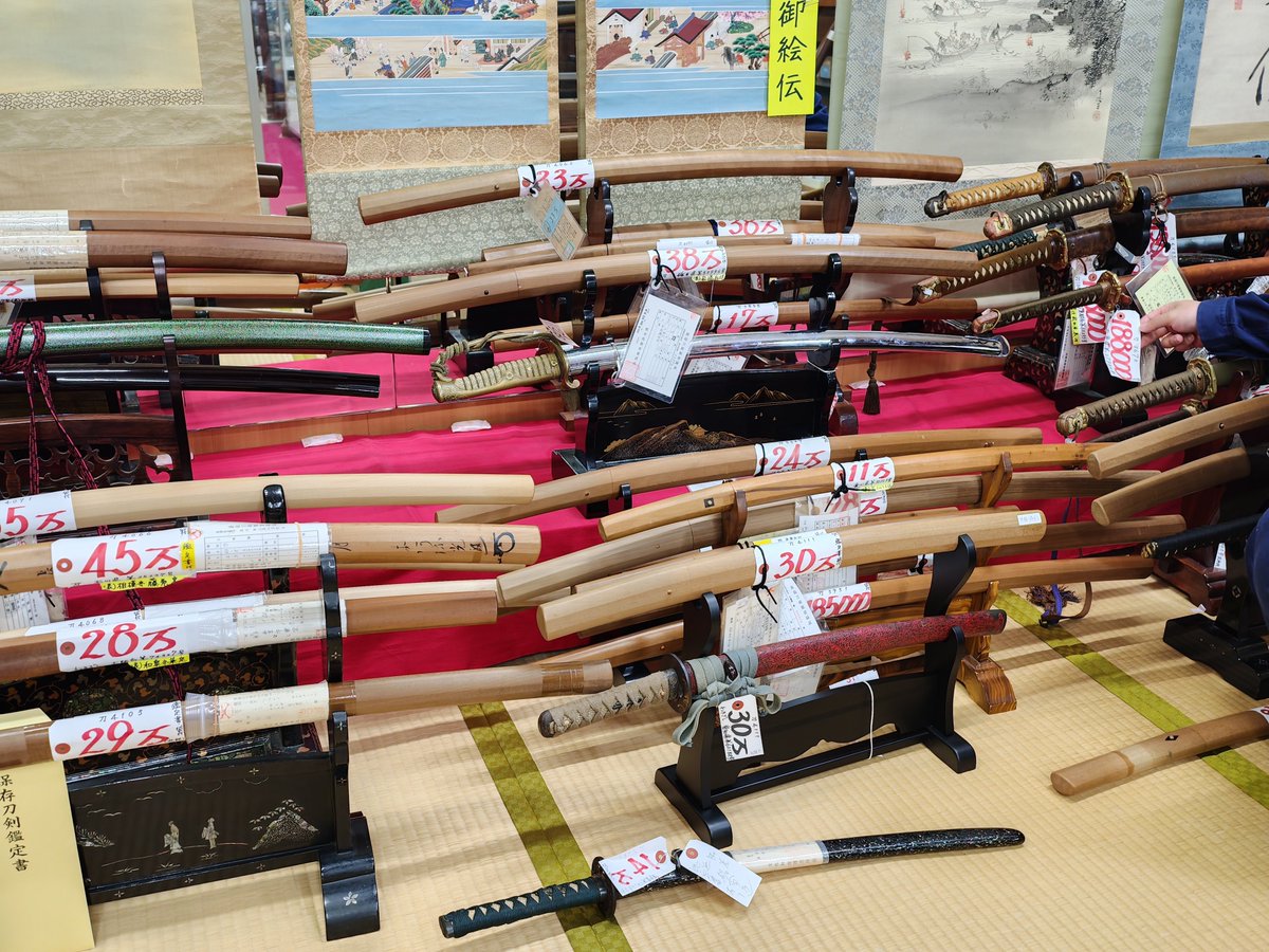 strikitea's tweet photo. 名古屋で偶然見つけたこの骨董屋
がすごかった
本物の刀がとか火縄銃とか槍とか（届け出が必要そうなのが）めっちゃ売ってた　翡翠の彫刻とか象牙の仏様とかなかなかすごかった
自分は大したもの買わなかったけど
刀ちょっと欲しいと思ってしまったよね https://t.co/rNYoSYaJGJ