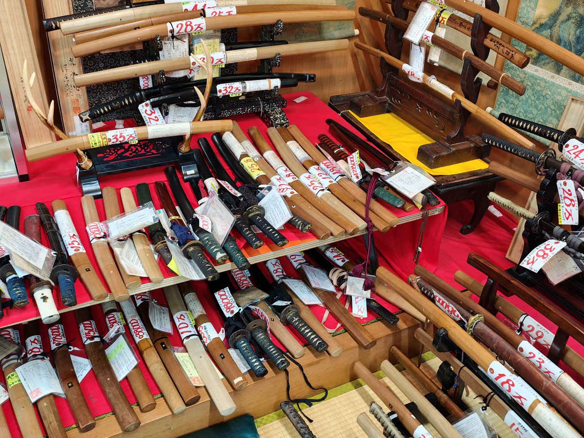 strikitea's tweet photo. 名古屋で偶然見つけたこの骨董屋
がすごかった
本物の刀がとか火縄銃とか槍とか（届け出が必要そうなのが）めっちゃ売ってた　翡翠の彫刻とか象牙の仏様とかなかなかすごかった
自分は大したもの買わなかったけど
刀ちょっと欲しいと思ってしまったよね https://t.co/rNYoSYaJGJ