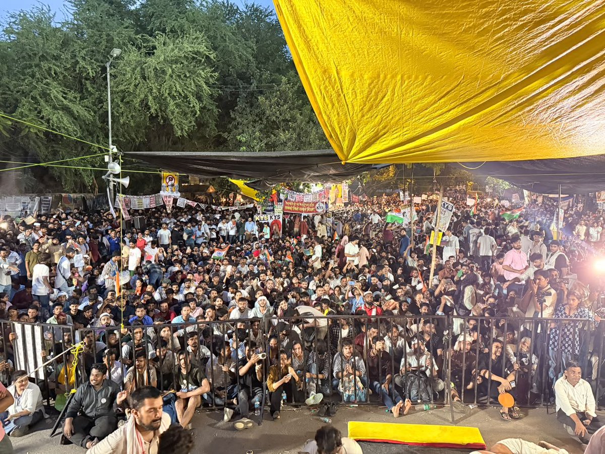 hanumanbeniwal's tweet photo. आज शाम को दिल्ली के जंतर-मंतर पर जारी जनआंदोलन में सम्मिलित हुआ |
मैं भारत सरकार को कहना चाहता हूं कि जनता के अधिकारों, युवाओं, किसानों, कर्मचारियों और आम नागरिकों से जुड़े मुद्दों पर लोकतांत्रिक तरीके से संघर्ष करने वालों की आवाज़ को दबाया नहीं जा सकता।
मैं सदैव जनहित के हर संघर्ष में जनता के साथ खड़ा रहा हूँ और आगे भी अन्याय के विरुद्ध तथा आमजन के अधिकारों की रक्षा के लिए पूरी मजबूती से आवाज़ उठाता रहूँगा।