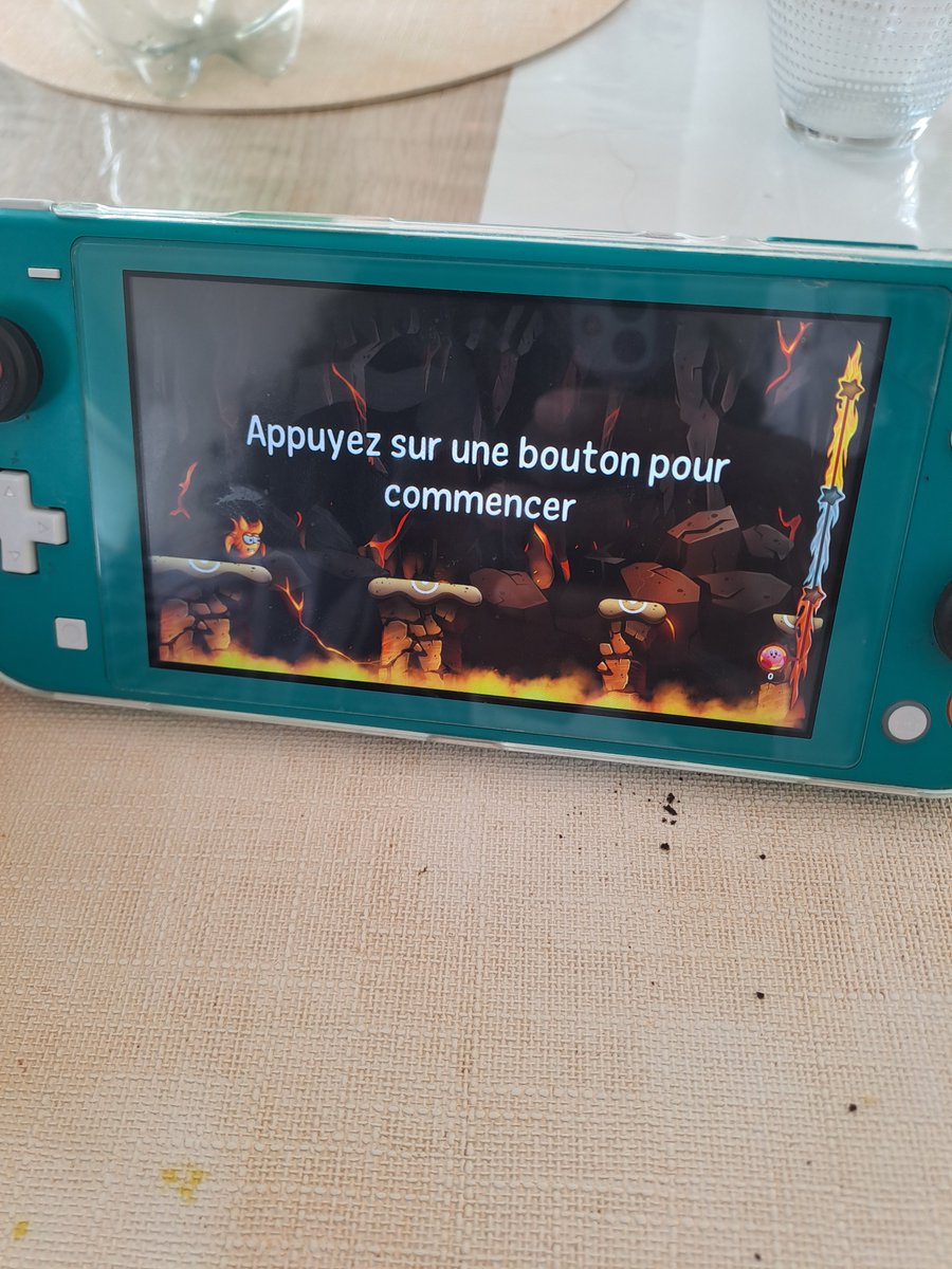 cedric_elong's tweet photo. Mon fils fait une pause goûter. Je passe par là et je vois ça. Je crois que ce jeu va gagner la poubelle. #30in1 #GameCollection #Nintendo #Langue 🇨🇵 https://t.co/oceOUWH4xq